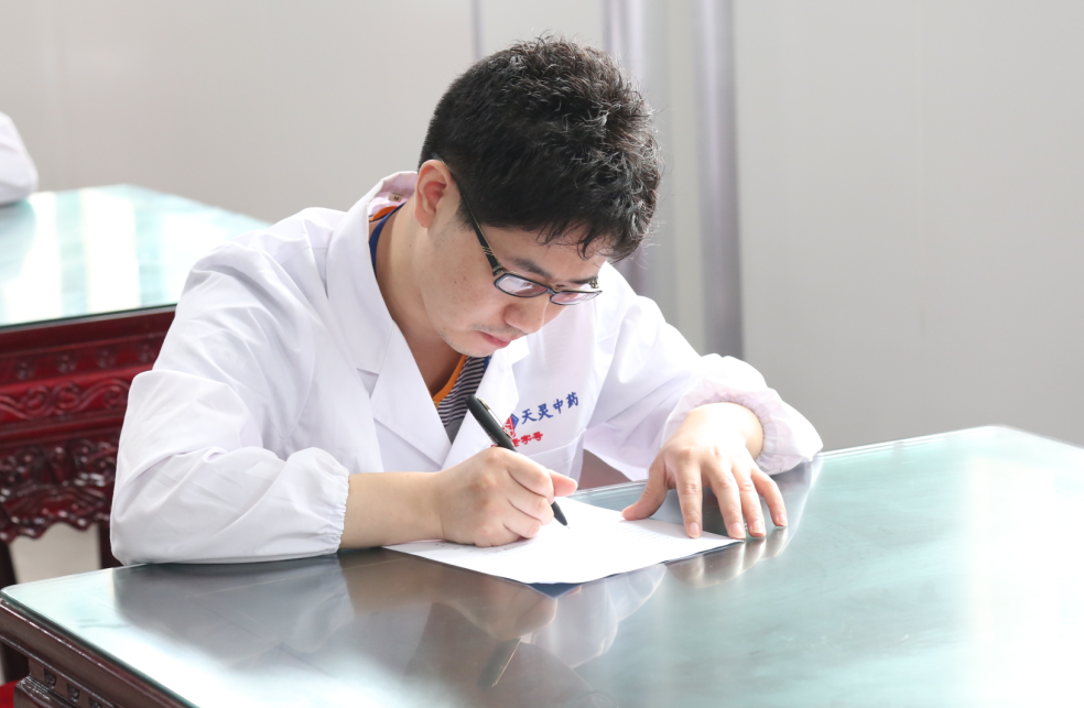 公司組織參加勞動(dòng)保障培訓(xùn)中心考試的員工進(jìn)行理論考試(圖2) 公司組織參加勞動(dòng)保障培訓(xùn)中心考試的員工進(jìn)行理論考試(圖2)