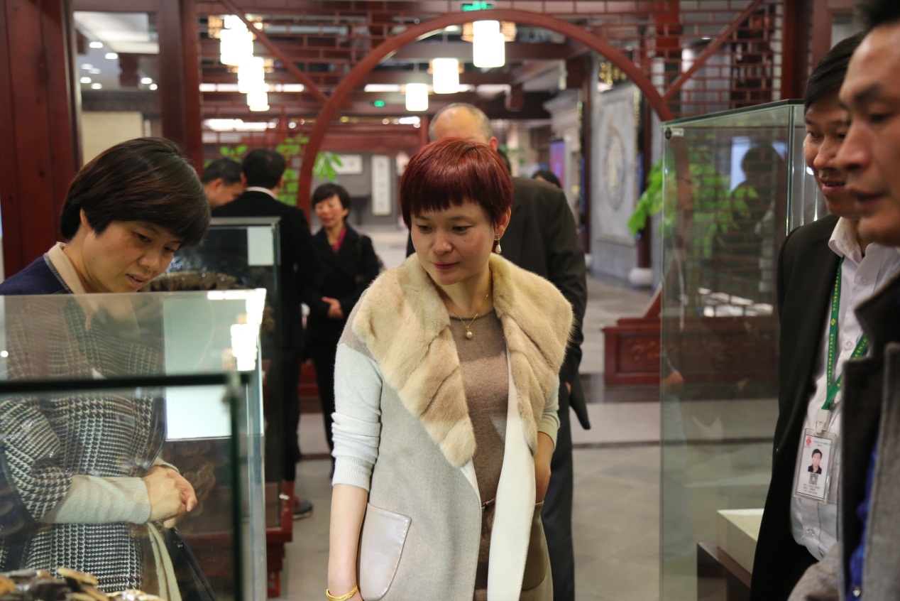 無錫市食品藥品監督管理局領導來李良濟參觀考察(圖2) 無錫市食品藥品監督管理局領導來李良濟參觀考察(圖2)