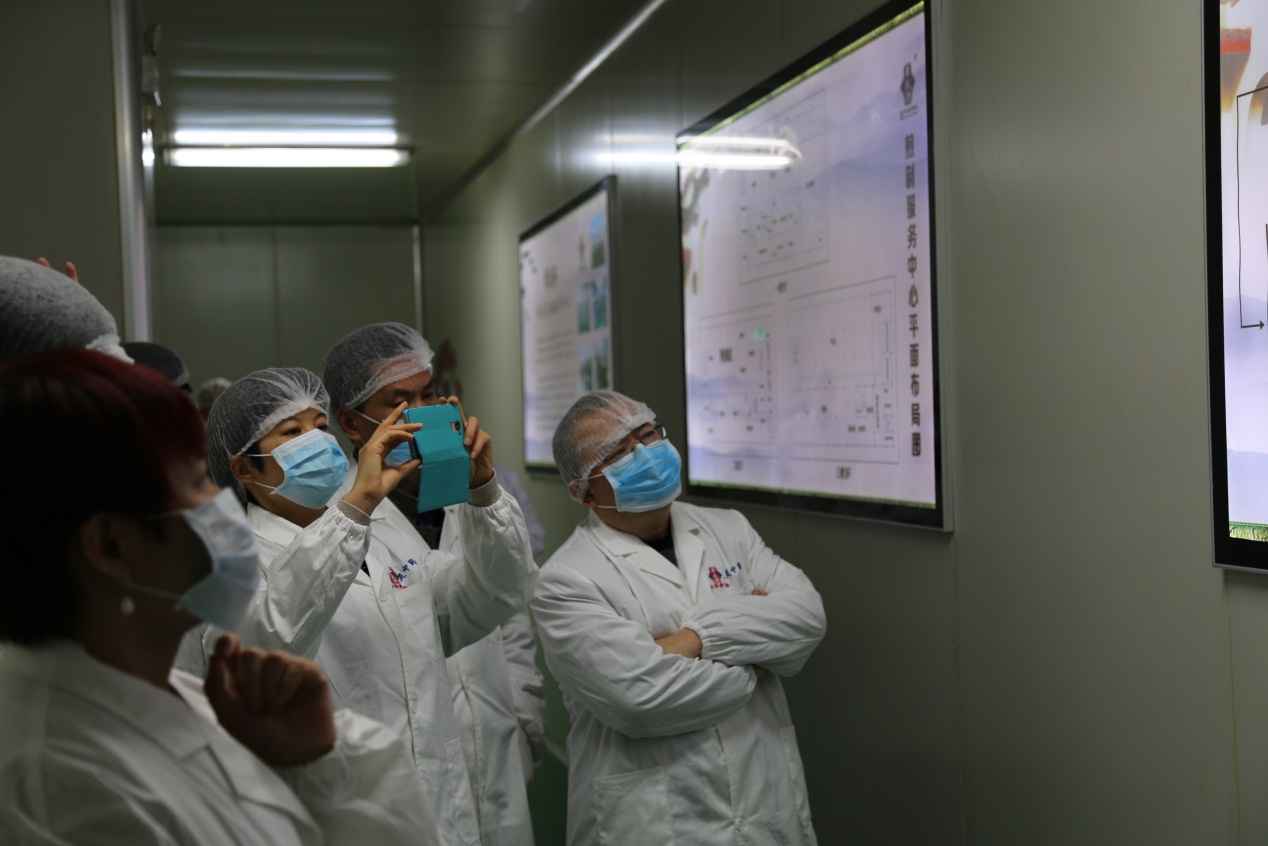 無錫市食品藥品監督管理局領導來李良濟參觀考察(圖3) 無錫市食品藥品監督管理局領導來李良濟參觀考察(圖3)