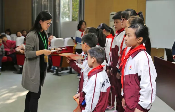 李良濟健康講座校園行活動暨李良濟中醫藥文化輔導教育基地授牌儀(圖3) 李良濟健康講座校園行活動暨李良濟中醫藥文化輔導教育基地授牌儀(圖3)