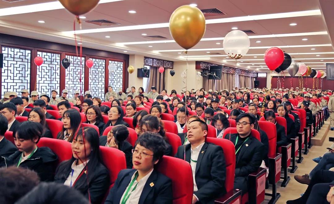 總結沉淀,不忘初心,李良濟集團2018年度總結大會隆重(圖4) 總結沉淀,不忘初心,李良濟集團2018年度總結大會隆重(圖4)