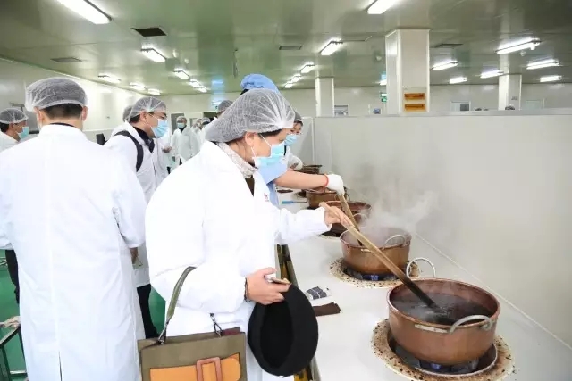 江蘇省中醫(yī)藥學(xué)會(huì)百余位專家老師參觀訪問(wèn)李良濟(jì)(圖6) 江蘇省中醫(yī)藥學(xué)會(huì)百余位專家老師參觀訪問(wèn)李良濟(jì)(圖6)