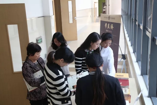 當(dāng)李良濟走進校園—共同傳承中醫(yī)藥文化未來(圖2) 當(dāng)李良濟走進校園—共同傳承中醫(yī)藥文化未來(圖2)