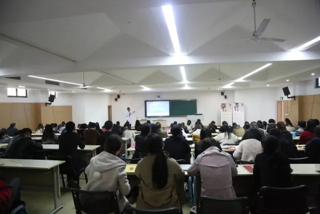 當(dāng)李良濟走進校園—共同傳承中醫(yī)藥文化未來(圖5) 當(dāng)李良濟走進校園—共同傳承中醫(yī)藥文化未來(圖5)